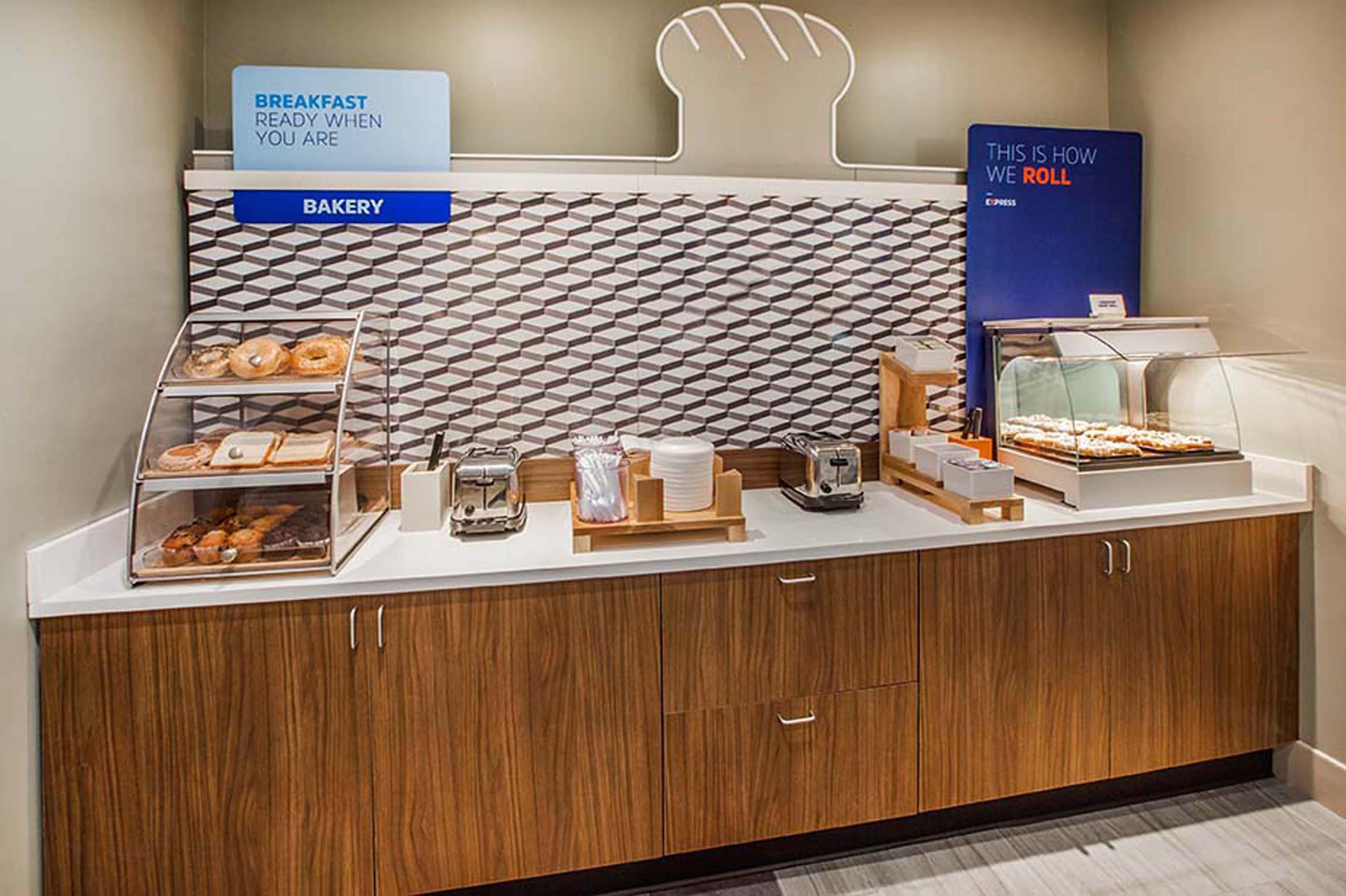 Holiday Inn Express Jamestown By Ihg Exteriör bild